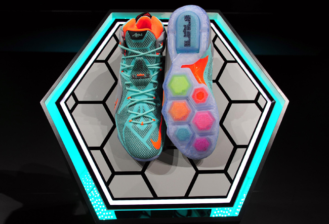 LeBron James presenta le sue nuove scarpe Nike LeBron James presenta le sue nuove scarpe Nike