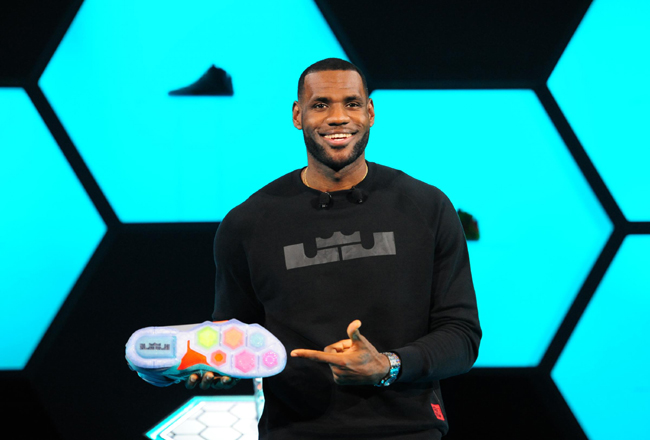 LeBron James presenta le sue nuove scarpe Nike LeBron James presenta le sue nuove scarpe Nike