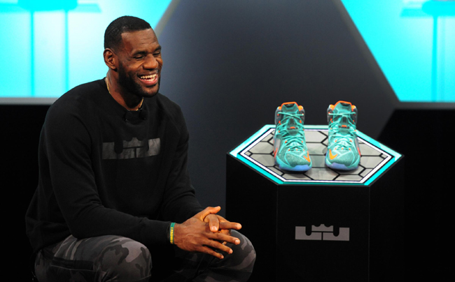LeBron James presenta le sue nuove scarpe Nike LeBron James presenta le sue nuove scarpe Nike