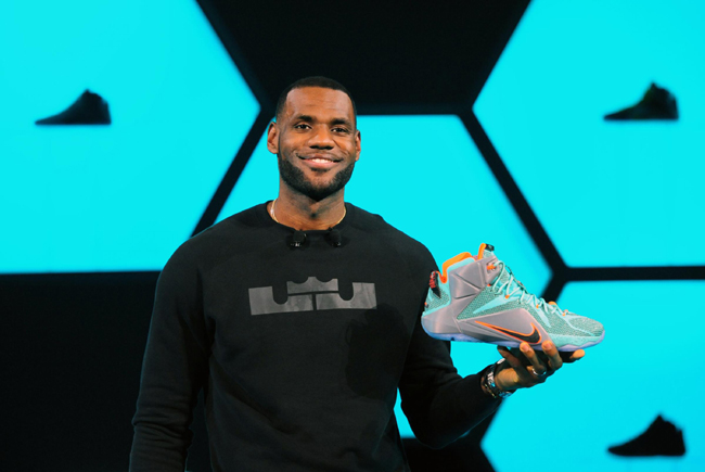 LeBron James presenta le sue nuove scarpe Nike LeBron James presenta le sue nuove scarpe Nike