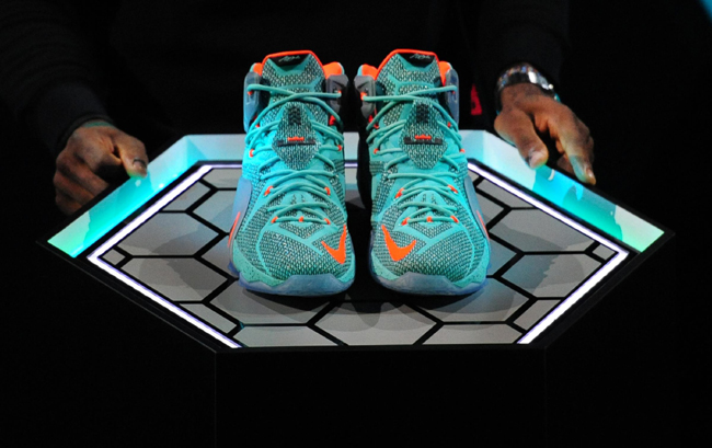 LeBron James presenta le sue nuove scarpe Nike LeBron James presenta le sue nuove scarpe Nike