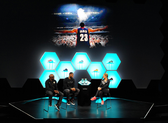 LeBron James presenta le sue nuove scarpe Nike LeBron James presenta le sue nuove scarpe Nike