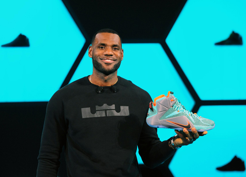 LeBron James presenta le sue nuove scarpe Nike LeBron James presenta le sue nuove scarpe Nike