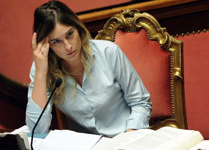 Sfogo su Facebook: i capi preferiscono le belle. Il dirigente la sospende dal lavoro Sfogo su Facebook: i capi preferiscono le belle. Il dirigente la sospende dal lavoro