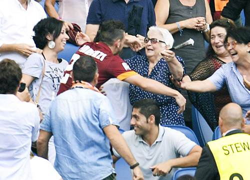 Florenzi, nonna vale una multa. E la Roma accelera. Lazio ko Florenzi, nonna vale una multa. E la Roma accelera. Lazio ko