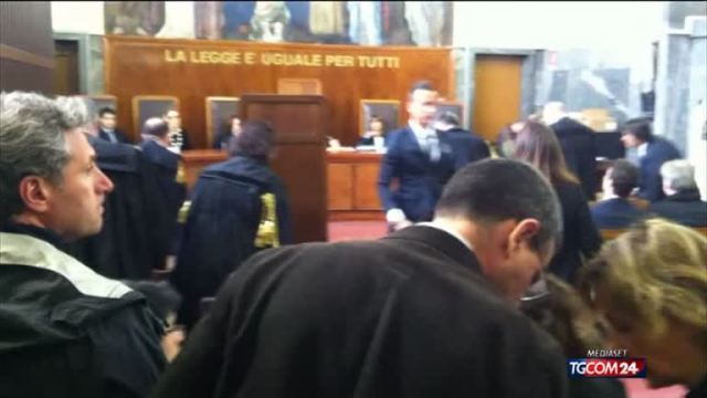 Nicole Minetti torna alle origini. Apre un centro dentistico a Roma