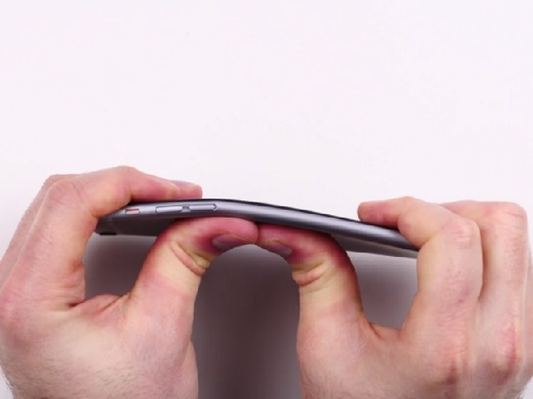 Galleria foto 'Apple ci ricasca: l’iPhone 6 a rischio deformazione. Video' - foto 1