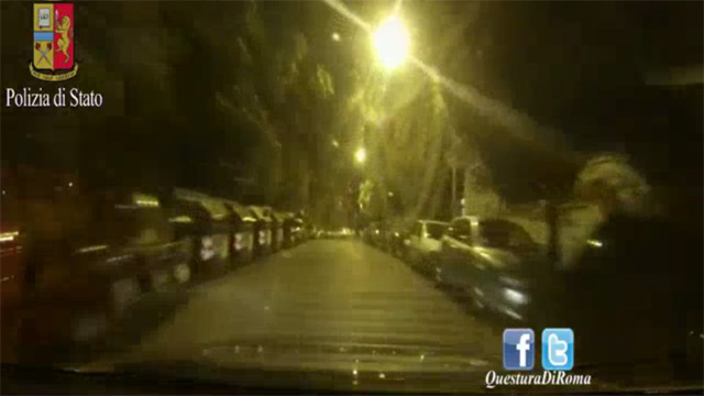 Ruba una Smart parcheggiata. Inseguimento all’americana Ruba una Smart parcheggiata. Inseguimento all’americana