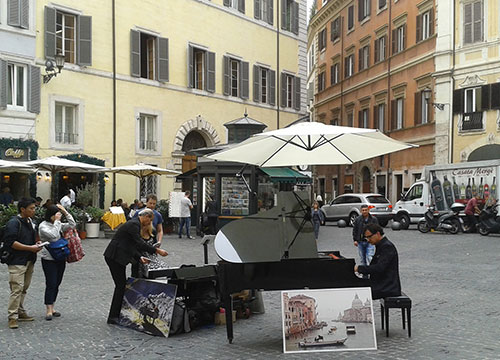 Il Pianista fuori posto fa lo show in piazza Capranica
