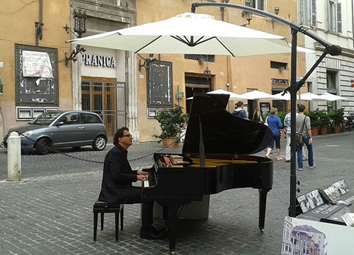 Il Pianista fuori posto fa lo show in piazza Capranica