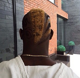 Spunta il Liver Bird, simbolo di Liverpool sui capelli di Balotelli Spunta il Liver Bird, simbolo di Liverpool sui capelli di Balotelli