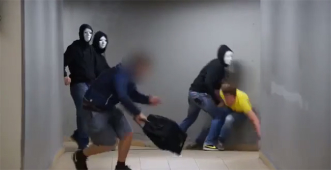 La gang con le maschere bianche che terrorizza Milano. VIDEO