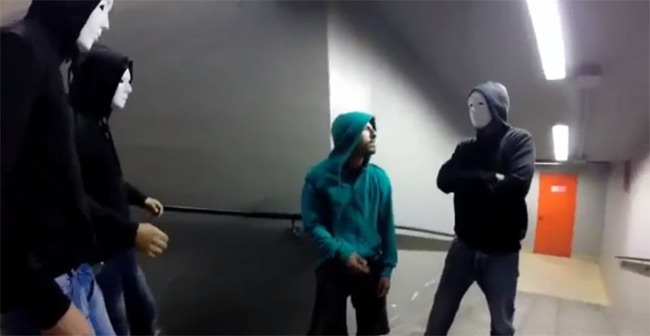 La gang con le maschere bianche che terrorizza Milano. VIDEO