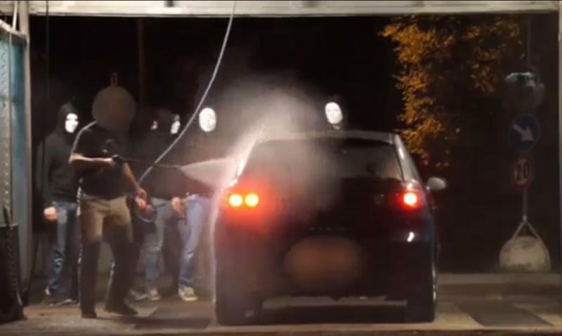 La gang con le maschere bianche che terrorizza Milano. VIDEO