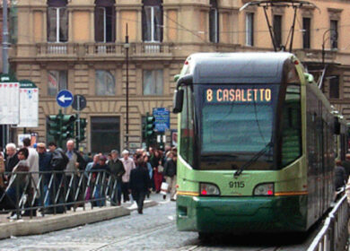 Il super-suv si prende gioco del tram. Improta: “Land Rover ritiri lo spot”