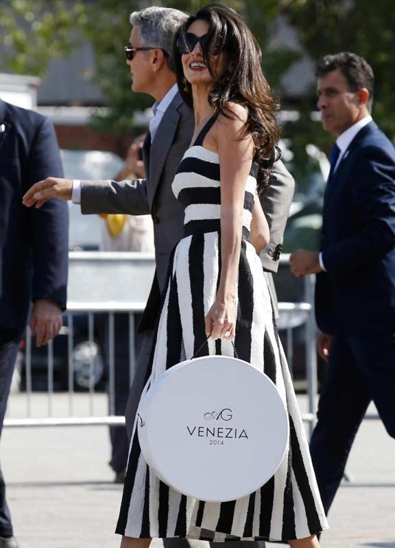 Coppia Clooney in municipio, Amal sposa in pantaloni Coppia Clooney in municipio, Amal sposa in pantaloni