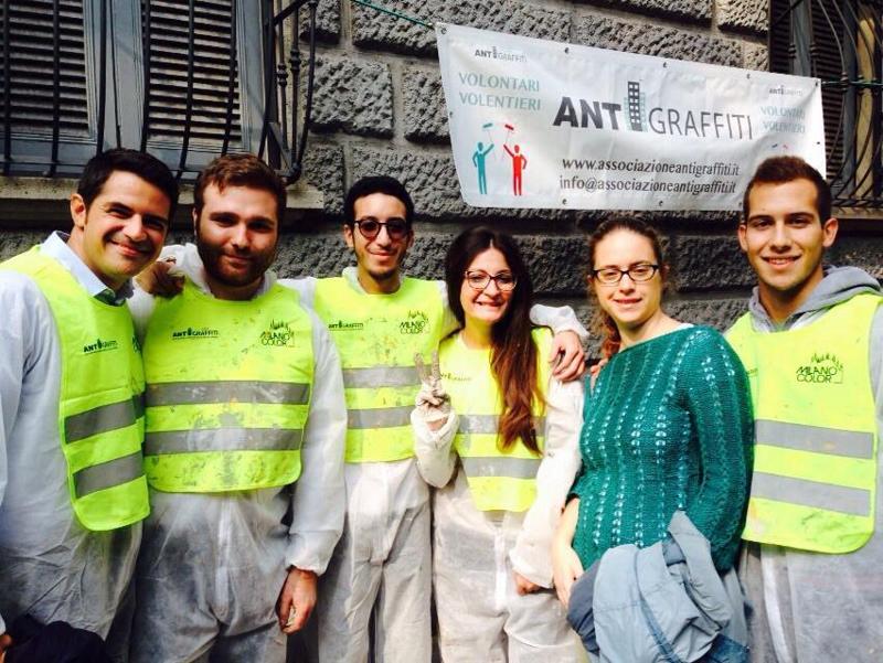 Progetto Antigraffiti in via Eustachi con il Rotary e Pisapia Progetto Antigraffiti in via Eustachi con il Rotary e Pisapia