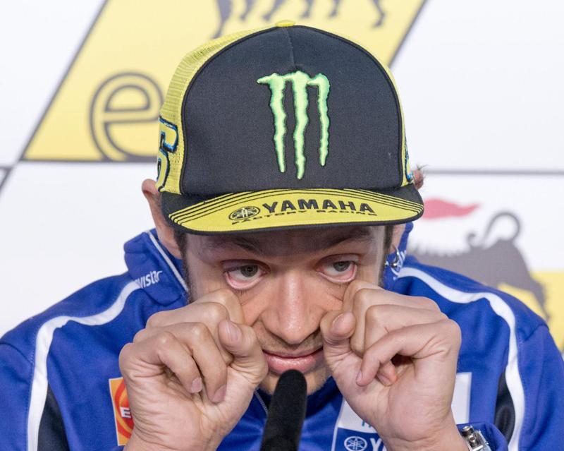 Vale Rossi: “Nulla di grave. Fossi uscito di pista un metro prima…” Vale Rossi: “Nulla di grave. Fossi uscito di pista un metro prima…”