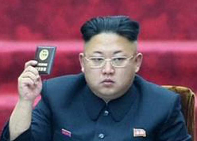 Corea, Kim Jong-un cade dai tacchi: caviglie fratturate Corea, Kim Jong-un cade dai tacchi: caviglie fratturate