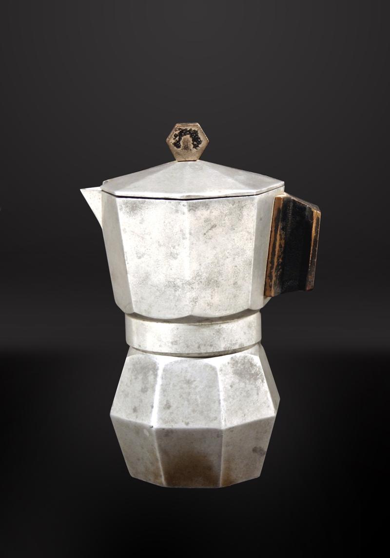 La Moka si mette in mostra: un cult italiano tra carosello e restyling