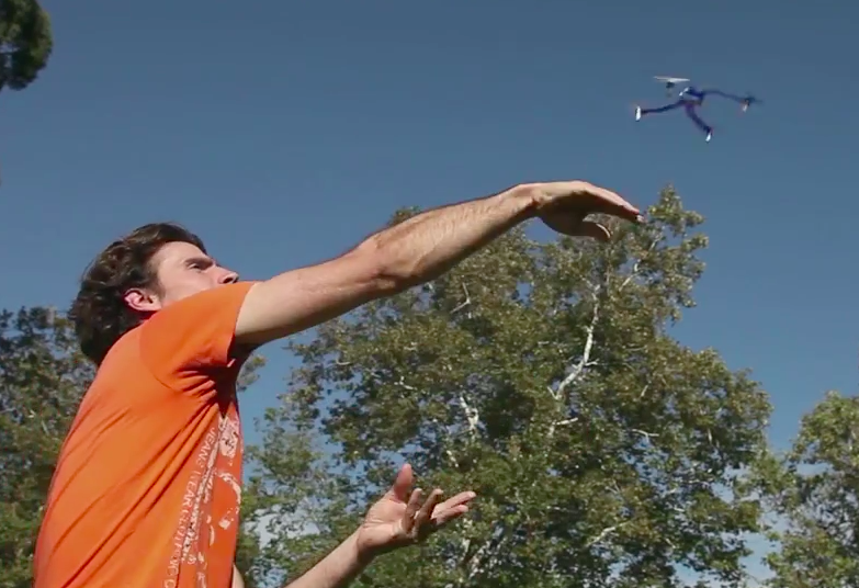 Wearable, il drone è da polso: prende il volo per selfie estremi Wearable, il drone è da polso: prende il volo per selfie estremi