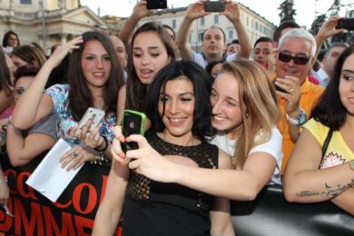 Hashtag, tecnologia e cultura pop: il marketing per la selfie generation