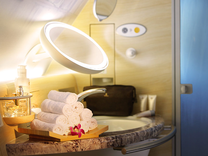 Maroni viaggia nella suite di Emirates. Rumors: “Upgrade gratuito”. Inside Maroni viaggia nella suite di Emirates. Rumors: “Upgrade gratuito”. Inside