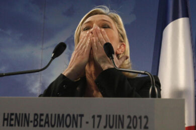 Casa Le Pen/ Il doberman di Jean-Marie sbrana la gattina di Marine, che fa le valigie