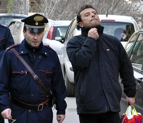 Concordia, Domnica: “L’elicottero portò via un oggetto tenuto da Schettino”. Il giallo Concordia, Domnica: “L’elicottero portò via un oggetto tenuto da Schettino”. Il giallo