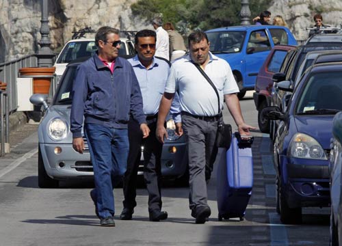 Concordia, Domnica: “L’elicottero portò via un oggetto tenuto da Schettino”. Il giallo Concordia, Domnica: “L’elicottero portò via un oggetto tenuto da Schettino”. Il giallo
