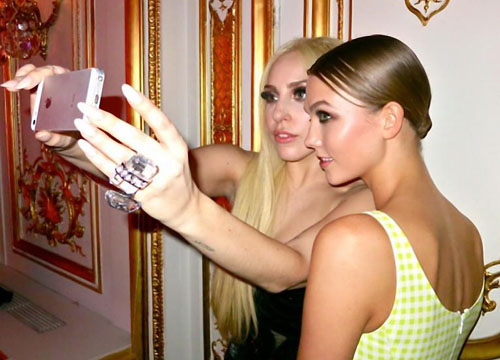 Milf contro cougar. Lo scontro a teatro Milf contro cougar. Lo scontro a teatro