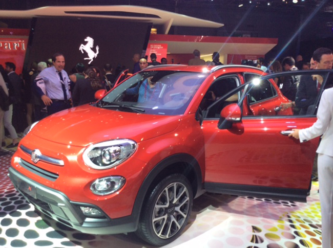 La famiglia 500 si allarga. Fiat lancia il crossover La famiglia 500 si allarga. Fiat lancia il crossover