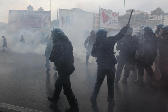 Napoli devastata durante il vertice Bce: FOTO Napoli devastata durante il vertice Bce: FOTO