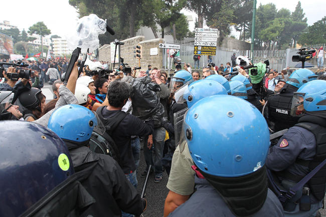 Napoli devastata durante il vertice Bce: FOTO Napoli devastata durante il vertice Bce: FOTO