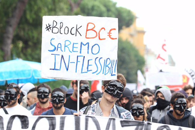 Napoli devastata durante il vertice Bce: FOTO Napoli devastata durante il vertice Bce: FOTO