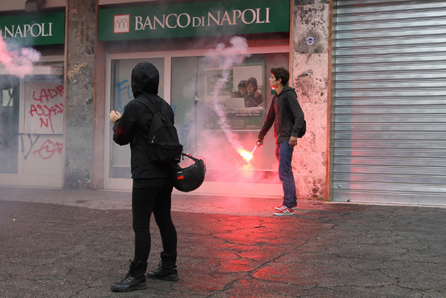 Napoli devastata durante il vertice Bce: FOTO Napoli devastata durante il vertice Bce: FOTO