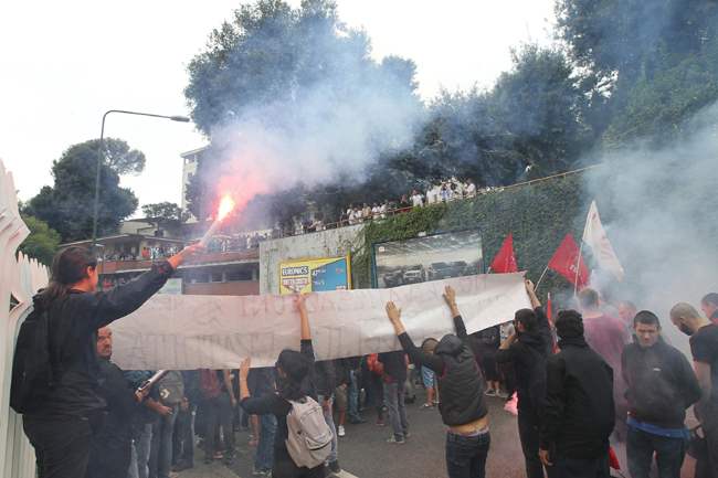 Napoli devastata durante il vertice Bce: FOTO Napoli devastata durante il vertice Bce: FOTO