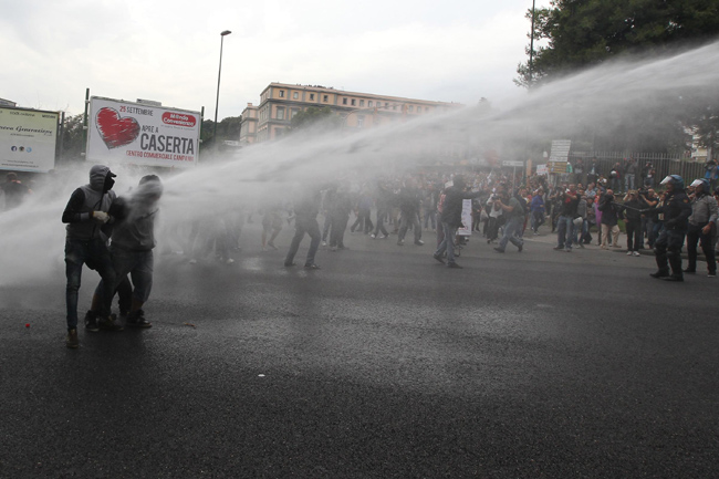 Napoli devastata durante il vertice Bce: FOTO Napoli devastata durante il vertice Bce: FOTO
