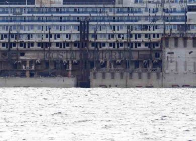 Concordia, il web si mobilita per il comandante: #iostocondefalco