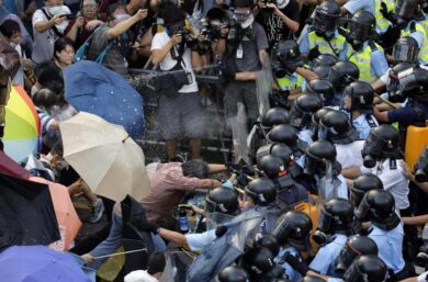 Ancora scontri a Hong Kong. Gli studenti: “No al dialogo”