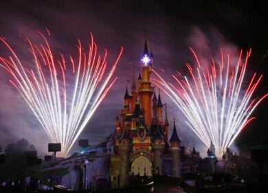 Euro Disney, ricapitalizzazione da un miliardo. Titolo ko