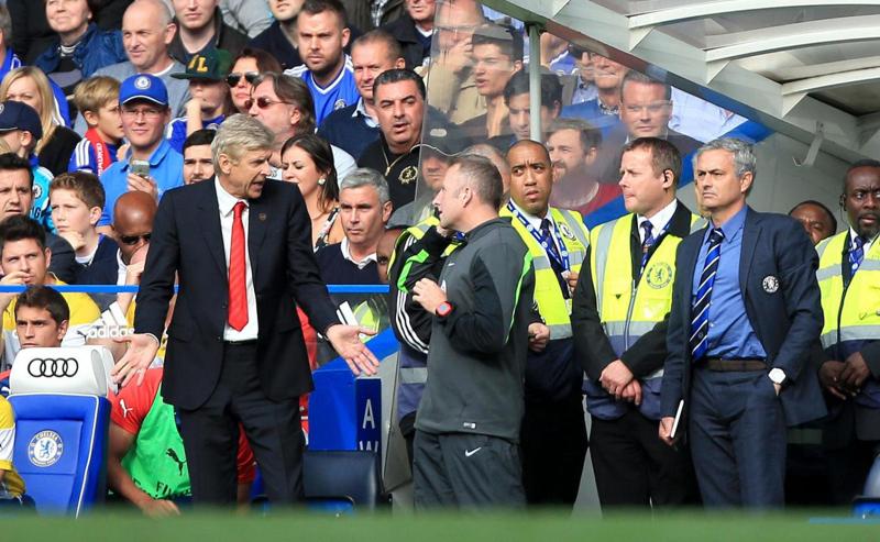 Wenger spintona Mou: che scintille. E il Chelsea domina la Premier… Wenger spintona Mou: che scintille. E il Chelsea domina la Premier…
