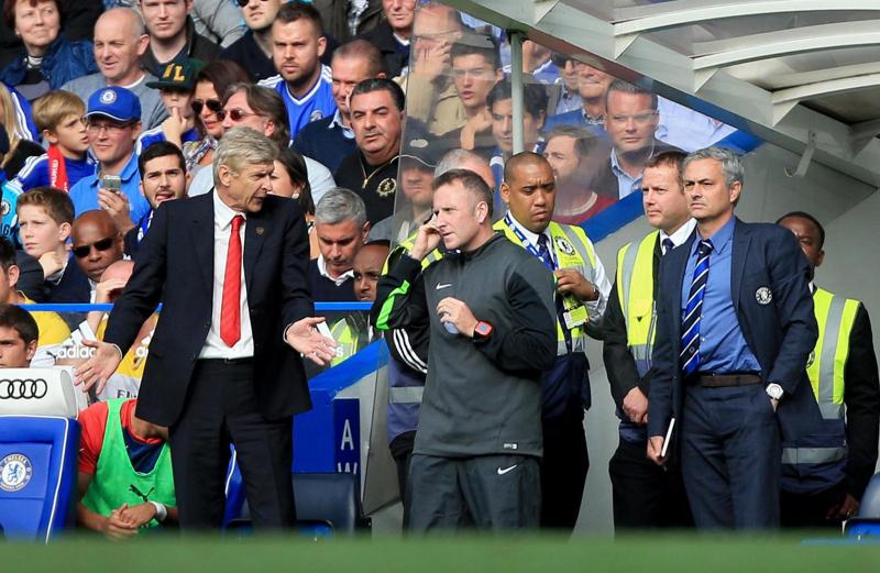 Wenger spintona Mou: che scintille. E il Chelsea domina la Premier… Wenger spintona Mou: che scintille. E il Chelsea domina la Premier…