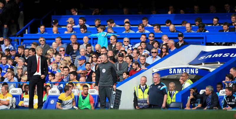 Wenger spintona Mou: che scintille. E il Chelsea domina la Premier… Wenger spintona Mou: che scintille. E il Chelsea domina la Premier…
