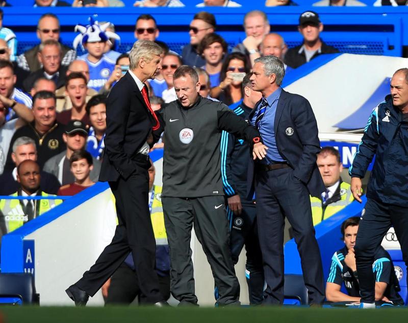 Wenger spintona Mou: che scintille. E il Chelsea domina la Premier… Wenger spintona Mou: che scintille. E il Chelsea domina la Premier…