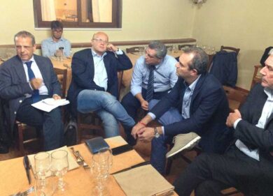 “De Magistris violò consapevolmente la legge”. Ma lui fa la pre-giunta in ristorante