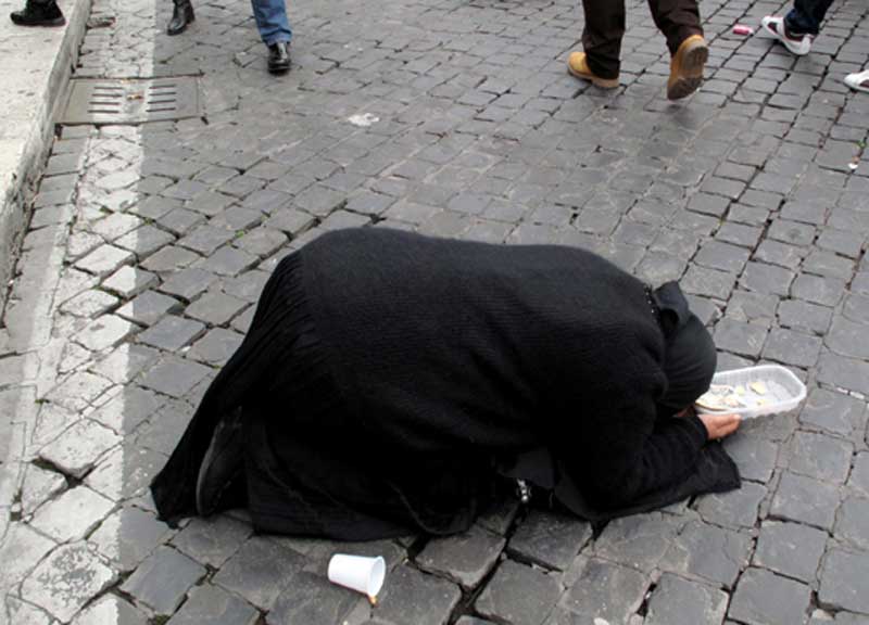 Multe e monete sequestrate. Linea dura contro i mendicanti Multe e monete sequestrate. Linea dura contro i mendicanti