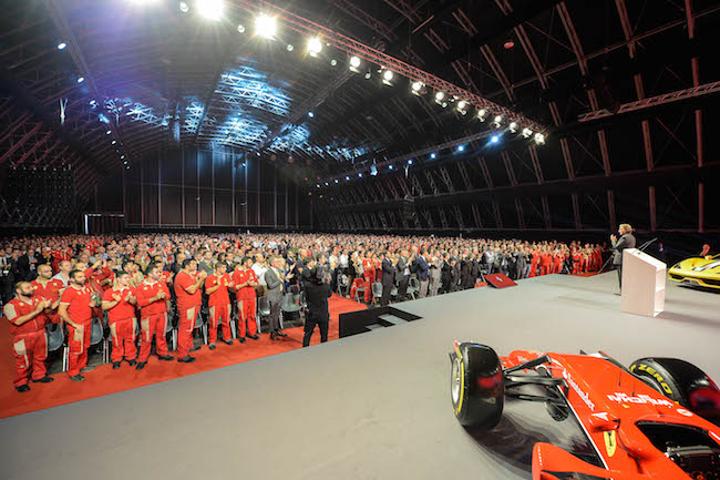 Luca di Montezemolo commosso saluta le donne e gli uomini della Ferrari Luca di Montezemolo commosso saluta le donne e gli uomini della Ferrari