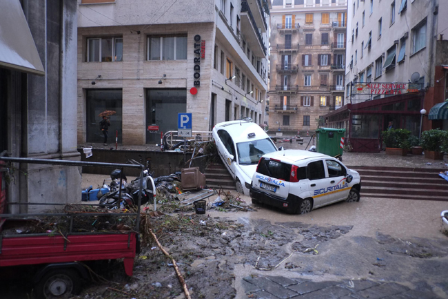 Alluvione a Genova, un morto. E’ polemica, il sindaco: “Mancata allerta” Alluvione a Genova, un morto. E’ polemica, il sindaco: “Mancata allerta”