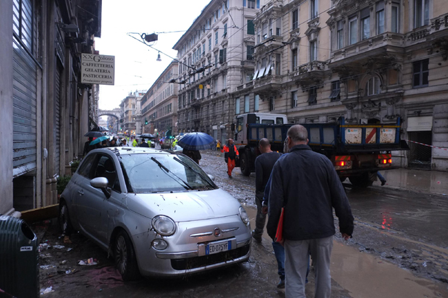 Alluvione a Genova, un morto. E’ polemica, il sindaco: “Mancata allerta” Alluvione a Genova, un morto. E’ polemica, il sindaco: “Mancata allerta”